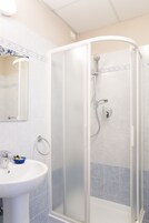 Ducha, artículos de higiene personal gratuitos, secador de pelo y bidé