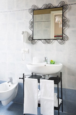 Shower, free toiletries, hair dryer, bidet - Hotel Panorama (Florence)
