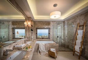 Luxury Suite with Outdoor Jetted Tub | Badezimmer | Designer-Toilettenartikel, Haartrockner, Handtücher, Seife