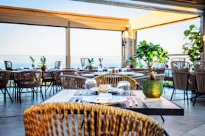 Breakfast, lunch, dinner served; beach views - Creta Blue Boutique Hotel (Hersonissos)