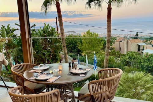 Petit déjeuner, déjeuner et dîner servis sur place, vue sur la plage