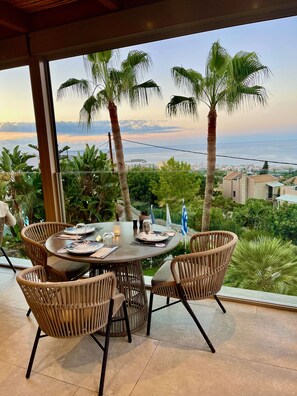 Petit déjeuner, déjeuner et dîner servis sur place, vue sur la plage