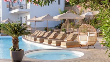 2 piscines extérieures, parasols, chaises longues