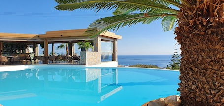 2 piscinas al aire libre, sombrillas, sillones reclinables de piscina