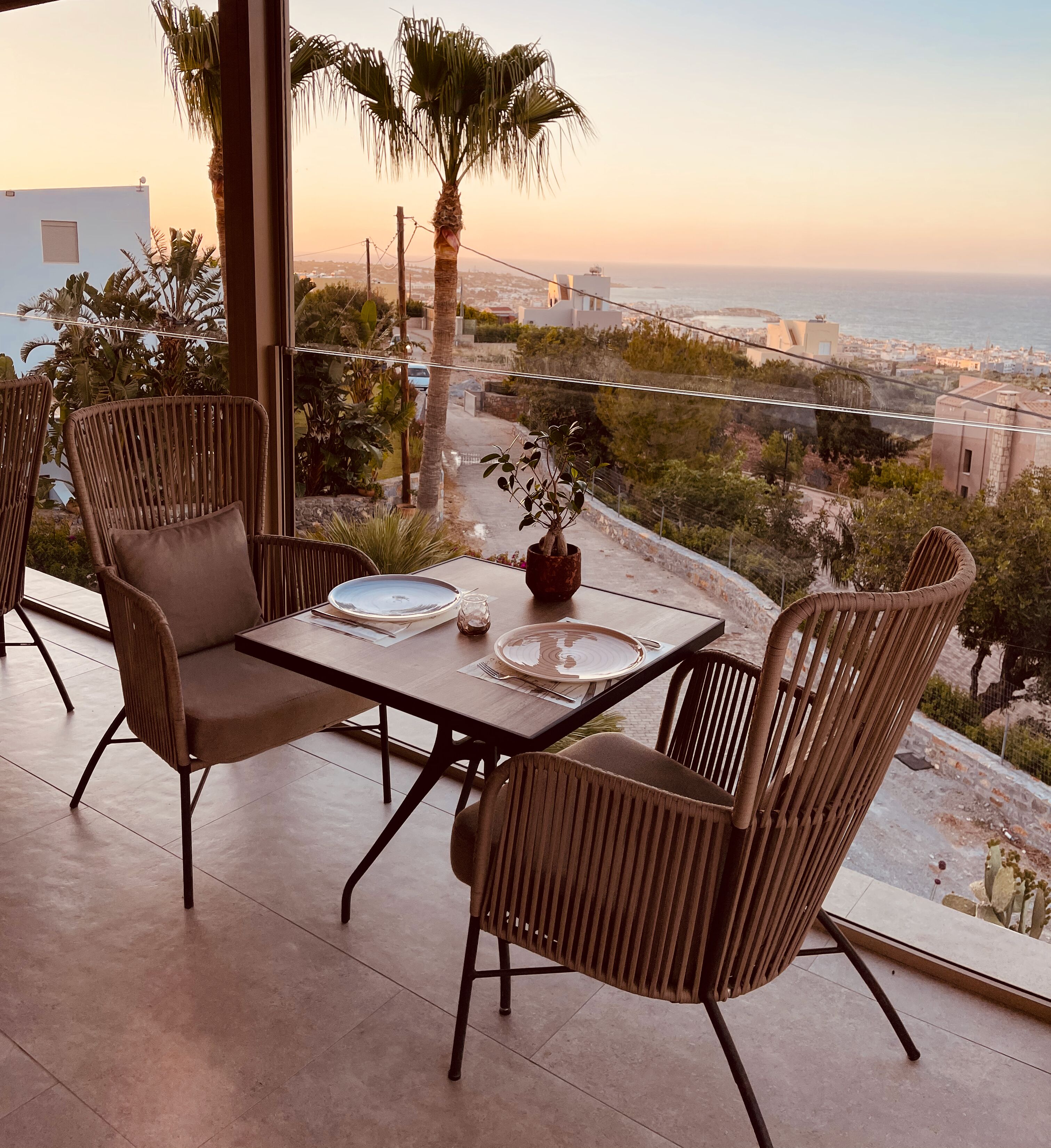 供应早餐、午餐和晚餐，海滩景观