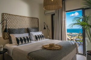 Executive Suite | Egyptian cotton sheets, premium bedding, pillowtop beds, in-room safe