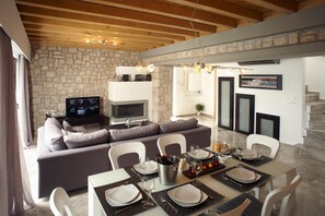 Kühlschrank, Mikrowelle, Herdplatte, Wasserkocher mit Kaffee-/Teezubehör