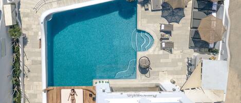 Piscina externa, espreguiçadeiras