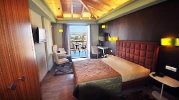 Deluxe Double Room, Sea View | Egyptian cotton sheets, premium bedding, pillow-top beds, minibar