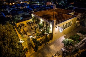 Fachada de la propiedad por la tarde o noche