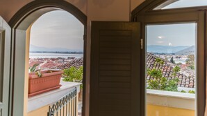 Un balcón con vista a la ciudad y montañas.