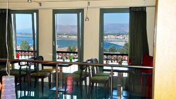 Desayuno buffet (EUR 10 por persona)
