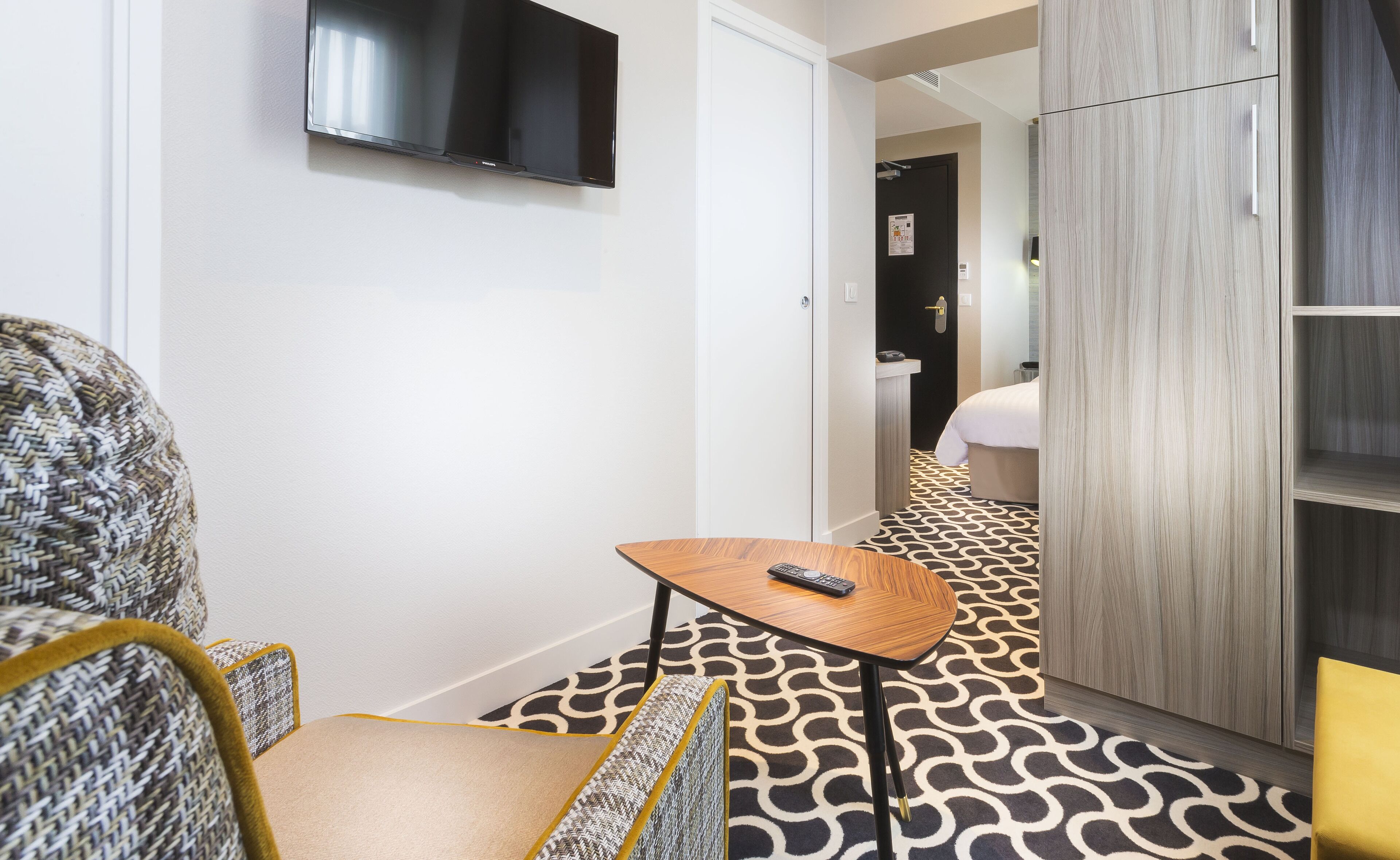 room (privilege) | premium bedding, free minibar items, in-room safe