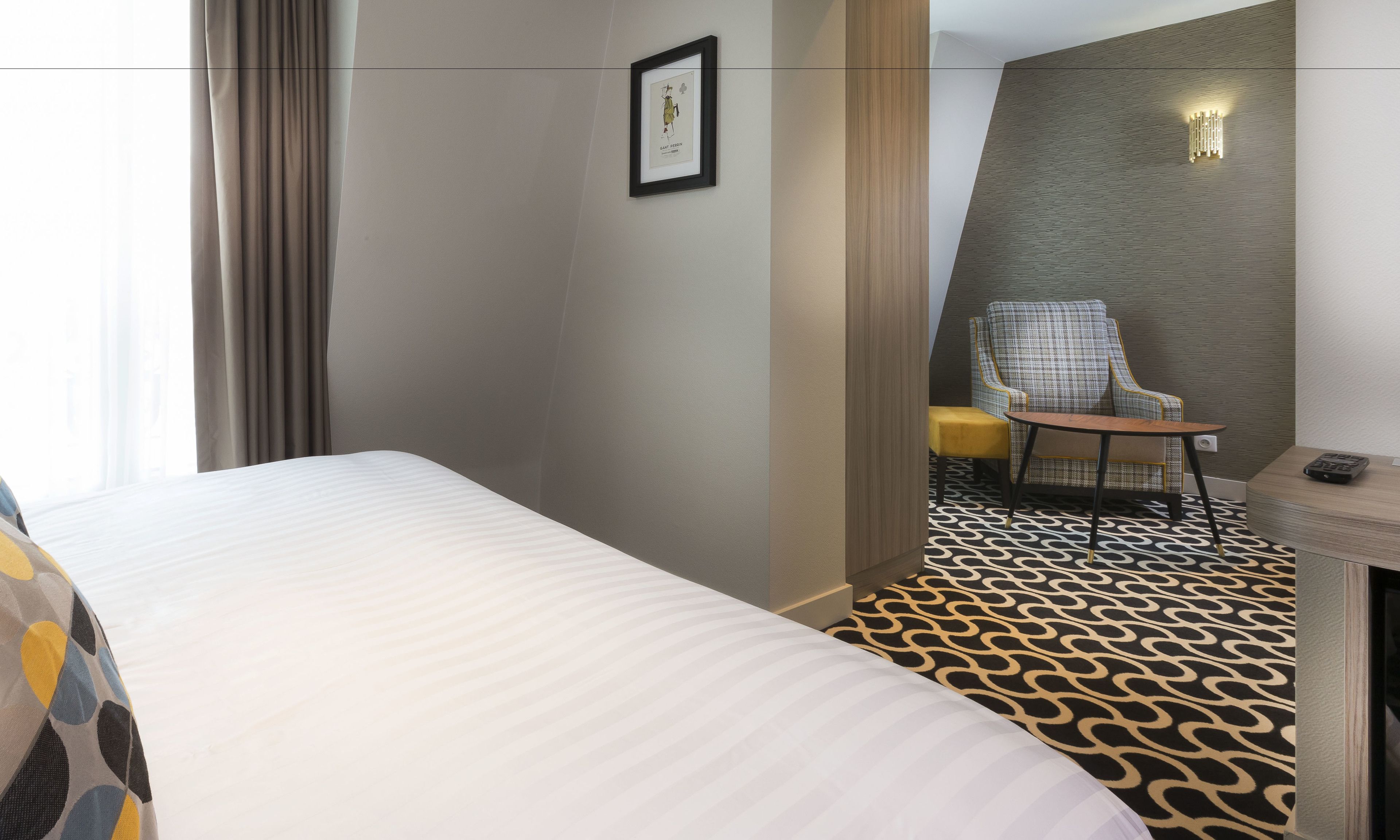 room (privilege) | premium bedding, free minibar items, in-room safe