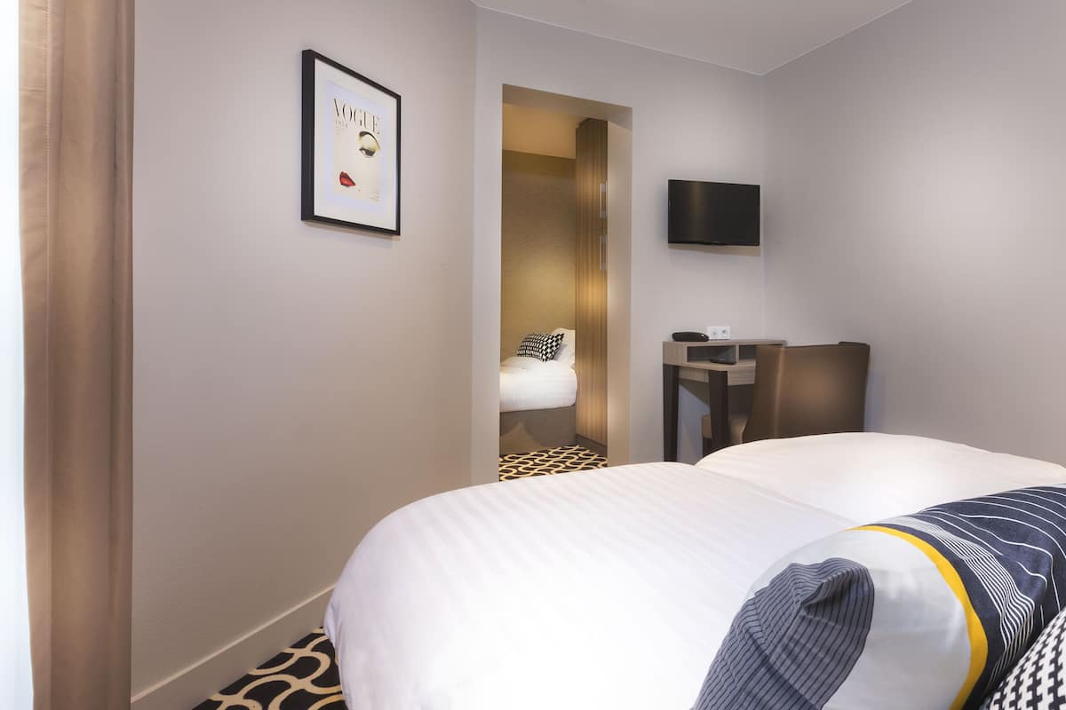 Quarto triplo superior | Roupas de cama premium, frigobar (abastecido com alguns itens grátis)