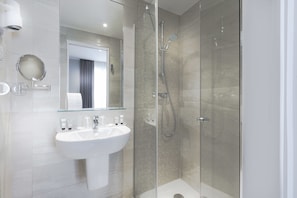 Superior Double Room | Bathroom | Shower, free toiletries, hair dryer, towels