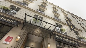 A hotel entrance with a sign reading "HOTEL INTERNATIONAL". - Hôtel International Paris (Paris)