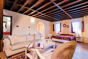 Thalassa Suite with Spa Tub & Sea View | Zona de estar | Televisión de pantalla plana de 27 pulgadas con canales por satélite