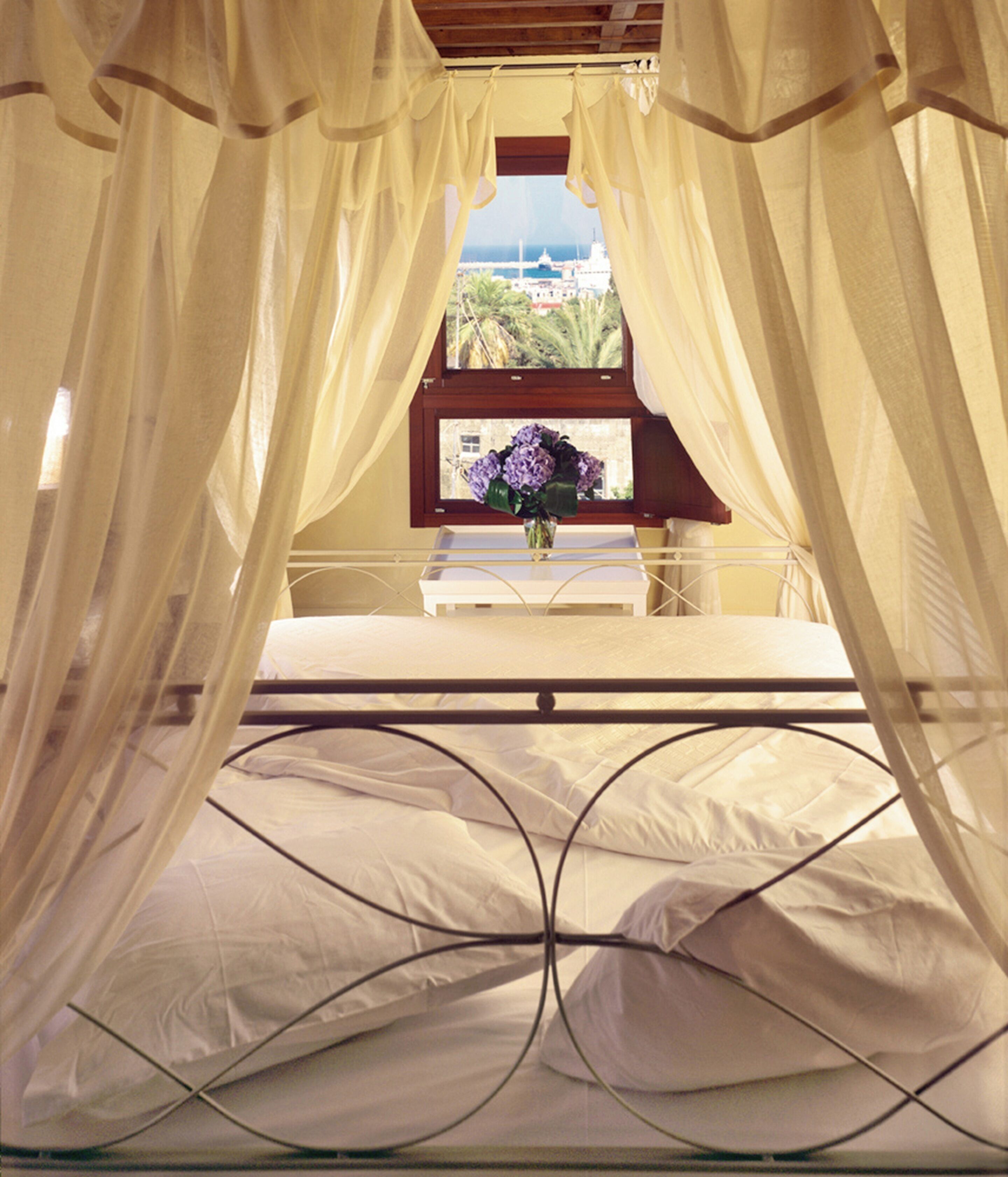 Ropa de cama de alta calidad y minibar 