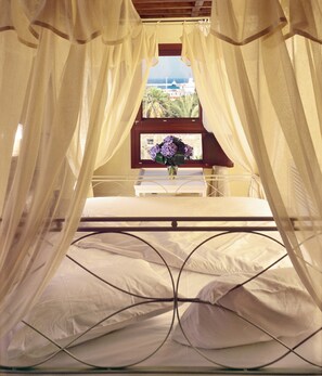 Thalassa Suite with Spa Tub & Sea View | 高級寢具、迷你吧、客房內保險箱、遮光布/窗簾