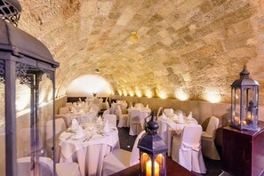 供應早餐、午餐和晚餐，希臘料理