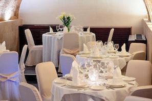 Breakfast, lunch, dinner served; Greek cuisine