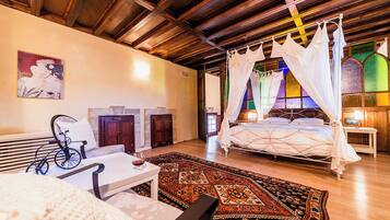 Thalassa Suite with Spa Tub & Sea View | Roupas de cama premium, frigobar, cofres nos quartos, cortinas blackout