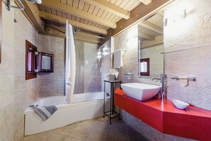 Eros Junior Suite with Spa Tub | Badezimmer | Designer-Toilettenartikel, Haartrockner, Bademäntel, Hausschuhe