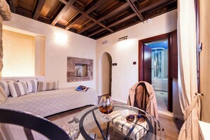 Mythos Junior Suite with Spa Tub | Área de sala de estar | Televisión de pantalla plana de 27 pulgadas con canales vía satélite 