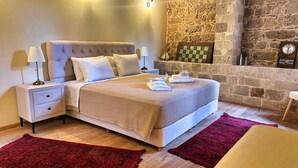 أغطية فراش متميزة وميني بار وخزنة داخل الغرفة وستائر تعتيم