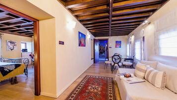 Eros Junior Suite with Spa Tub | Khu phòng khách | TV màn hình phẳng 27-inch có truyền hình vệ tinh, TV