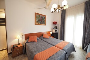 Quarto triplo, sacada | Ferros/tábuas de passar roupa, Wi-Fi de cortesia, roupa de cama