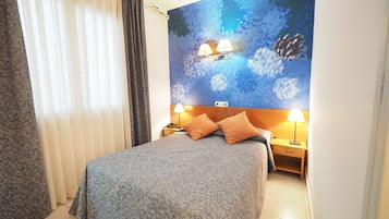 Chambre Simple (Interior view) | Fer et planche à repasser, Wi-Fi gratuit, draps fournis