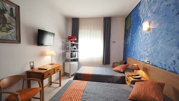 Tweepersoonskamer (Street view) | Een strijkplank/strijkijzer, gratis wifi, beddengoed