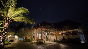 住宿正面 (夜晚)