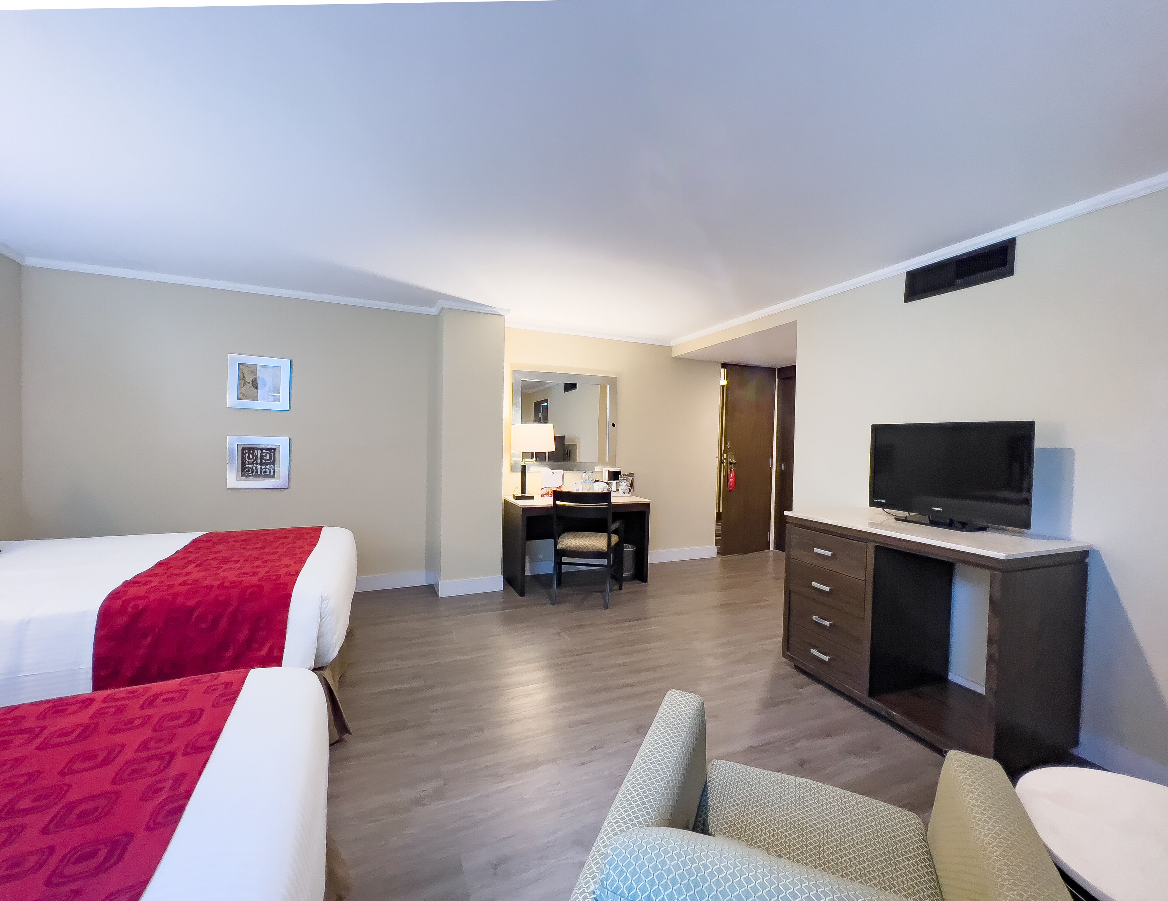 1 bedroom, individually decorated, individually furnished, desk