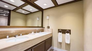 Perlengkapan kamar mandi ramah lingkungan, pengering rambut, dan handuk