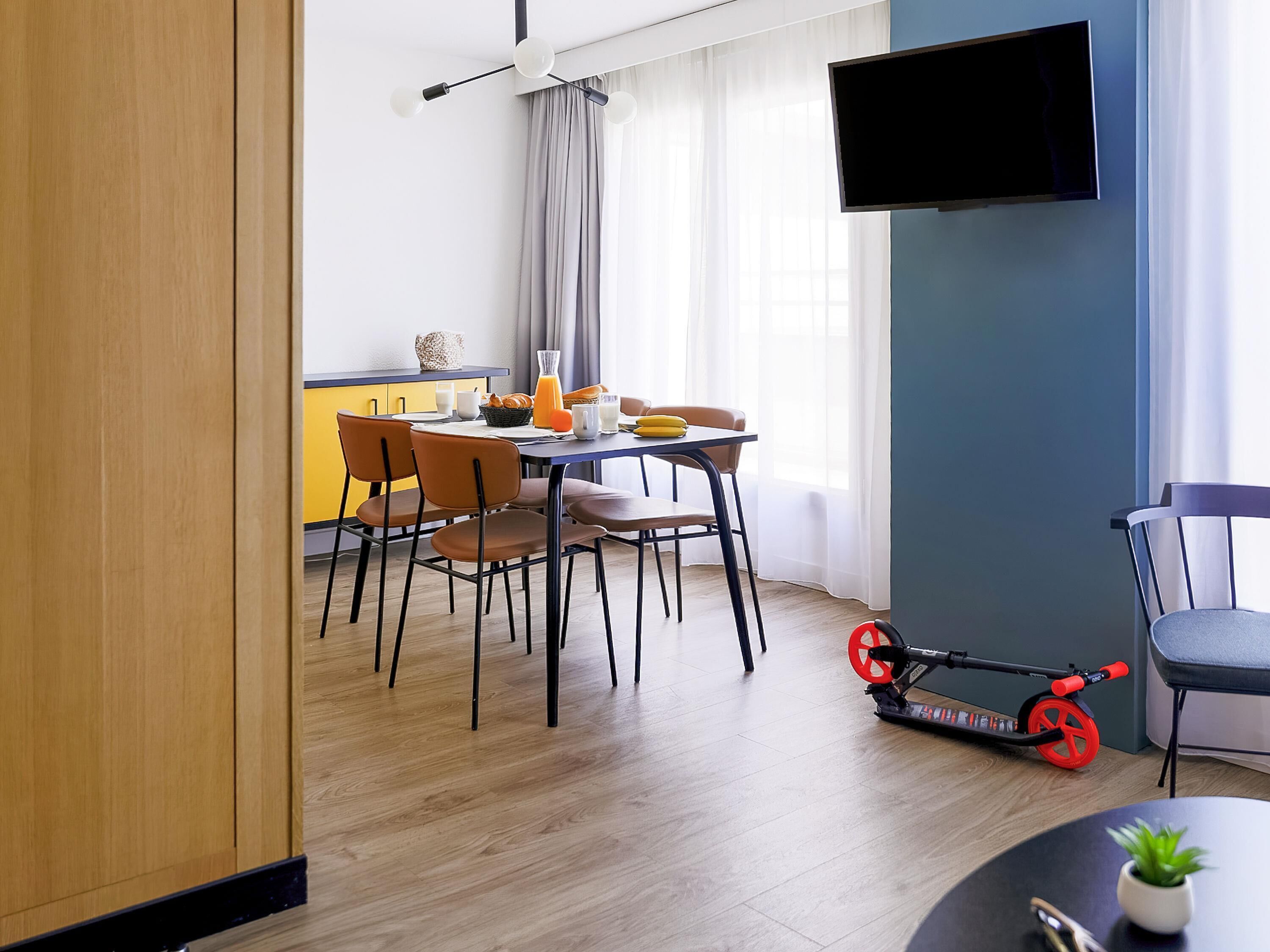 APARTMENT FOR 6 PEOPLE, WITH BALCONY, 2 BEDROOMS | Safe på rommet, skrivebord og skrivebord for bærbar PC