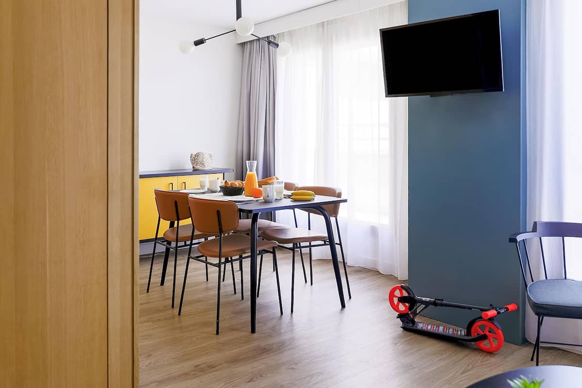 APARTMENT FOR 6 PEOPLE, WITH BALCONY, 2 BEDROOMS | Safe på rommet, skrivebord og skrivebord for bærbar PC