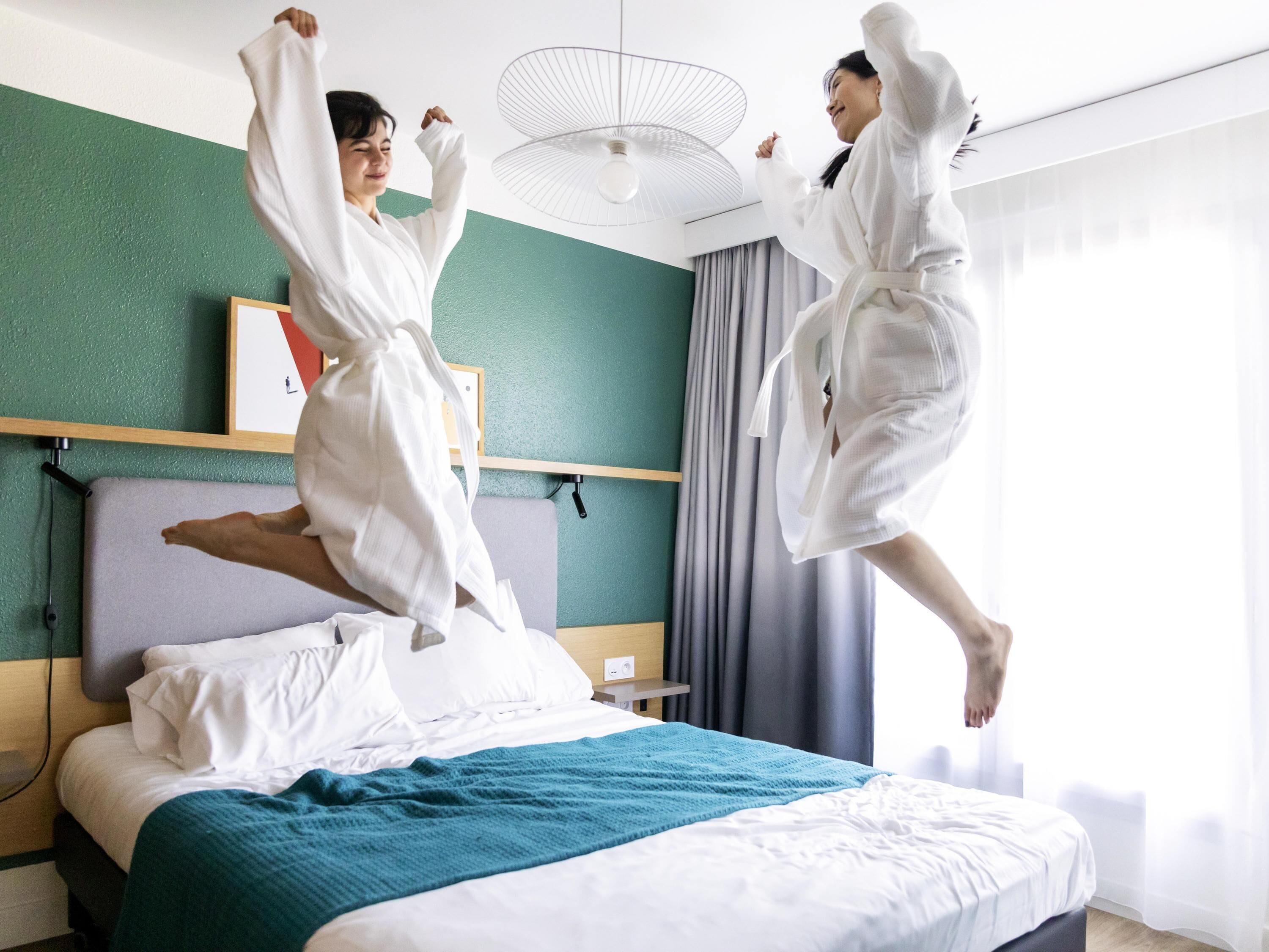 STUDIO FOR 4 PEOPLE | Safe på rommet, skrivebord og skrivebord for bærbar PC