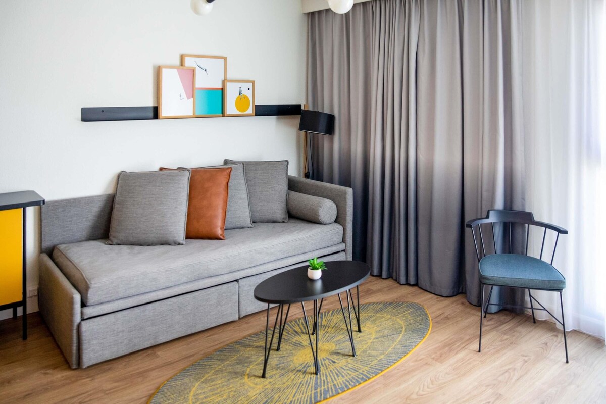 STUDIO FOR 3 PEOPLE, WITH BALCONY | Peralatan tempat tidur hipoalergenik, peti besi dalam bilik, meja 