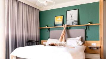 Een kluis op de kamer, een bureau, een laptopwerkplek