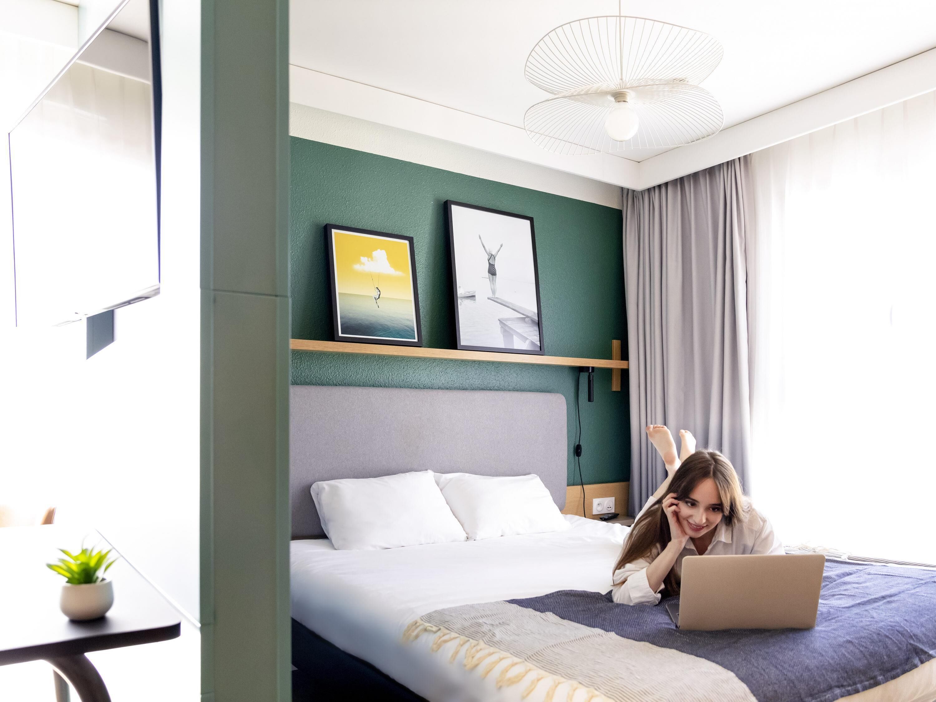 Studio | Hypoallergeen beddengoed, een kluis op de kamer, een bureau