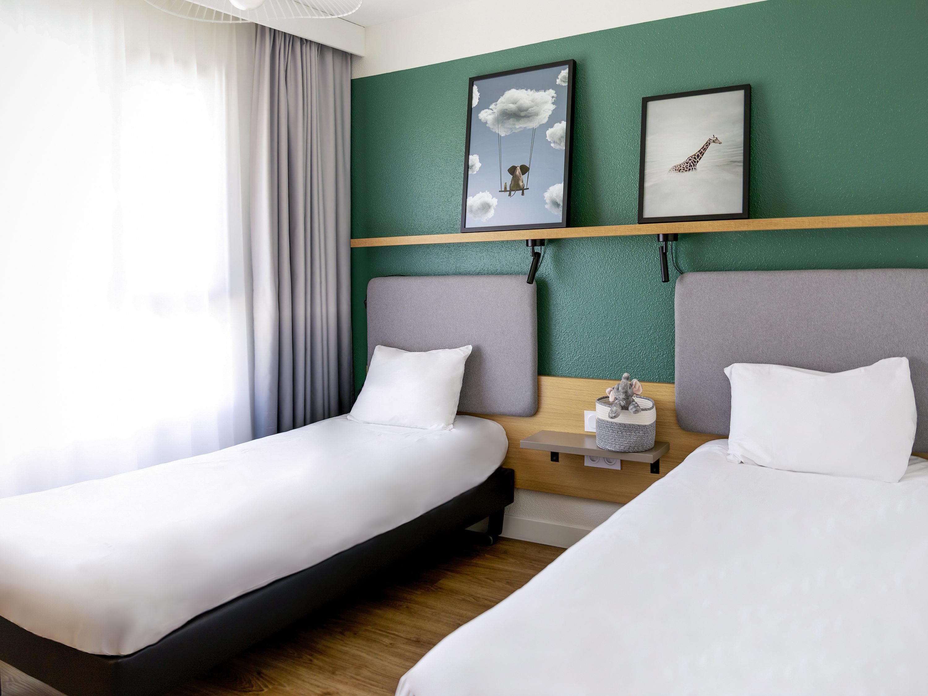 خزنة داخل الغرفة ومكتب ومساحة عمل للكمبيوتر المحمول وستائر تعتيم