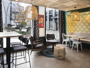 每日供应自助式早餐（每人 EUR 17）