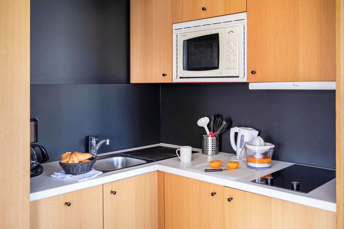STUDIO FOR 4 PEOPLE, WITH BALCONY | Peralatan tempat tidur hipoalergenik, peti besi dalam bilik, meja 