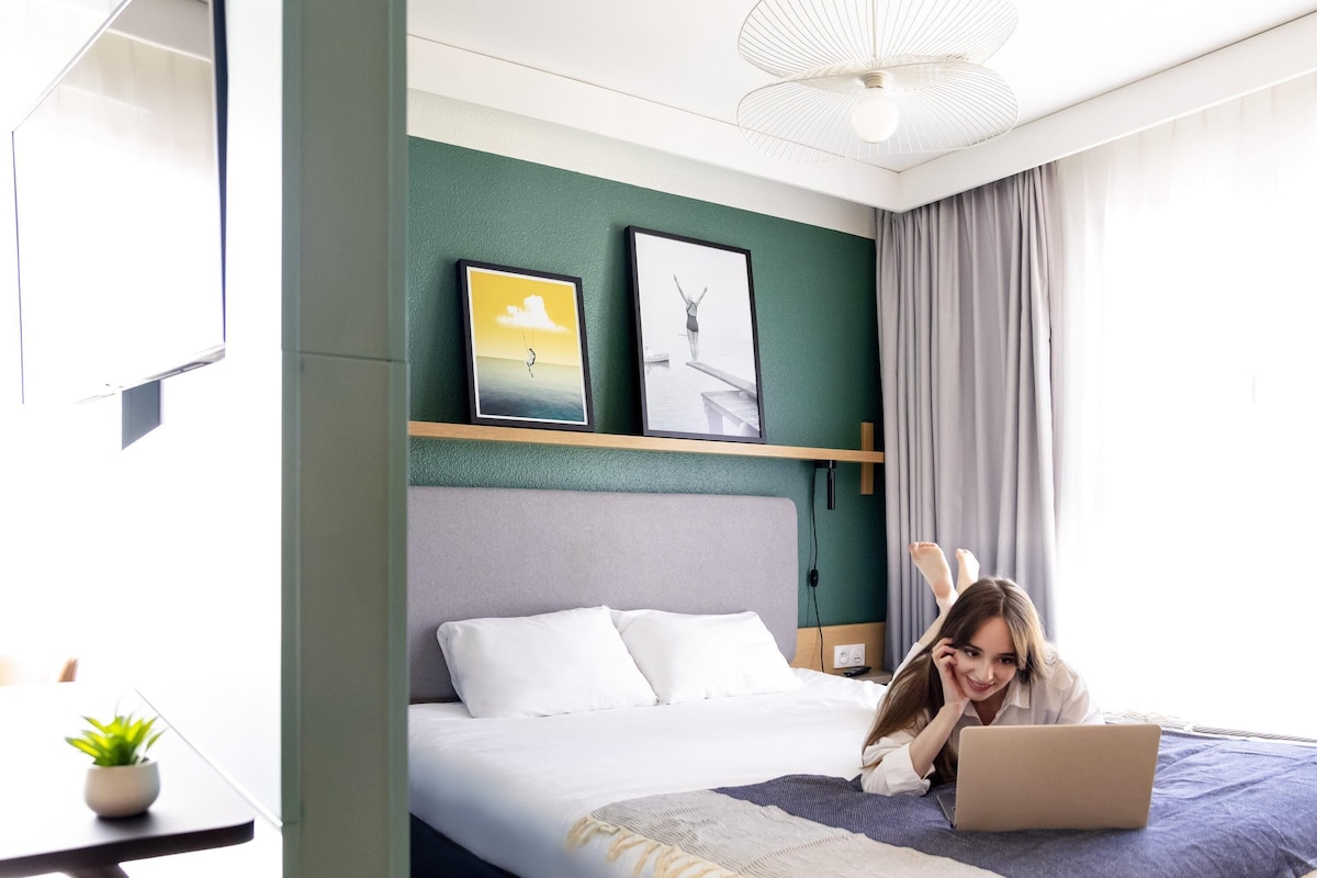 Studio for 3 People | Hypo-allergenic bedding available, in-room safe, desk, laptop workspace