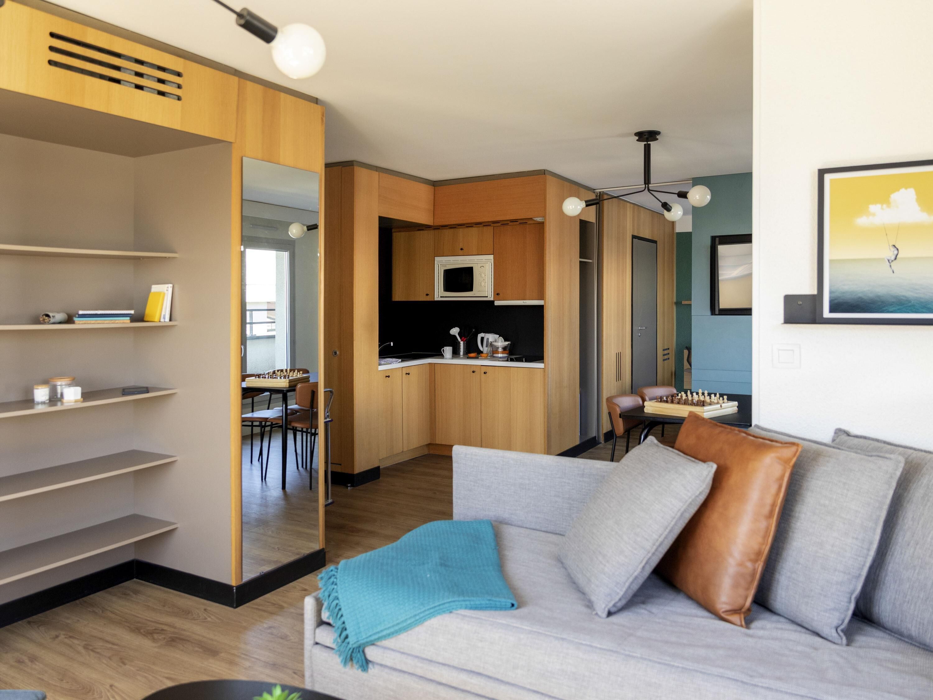 Caja fuerte, escritorio, espacio para trabajar con un portátil