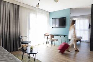 Studio for 3 people | In-room safe, desk, laptop workspace, blackout drapes