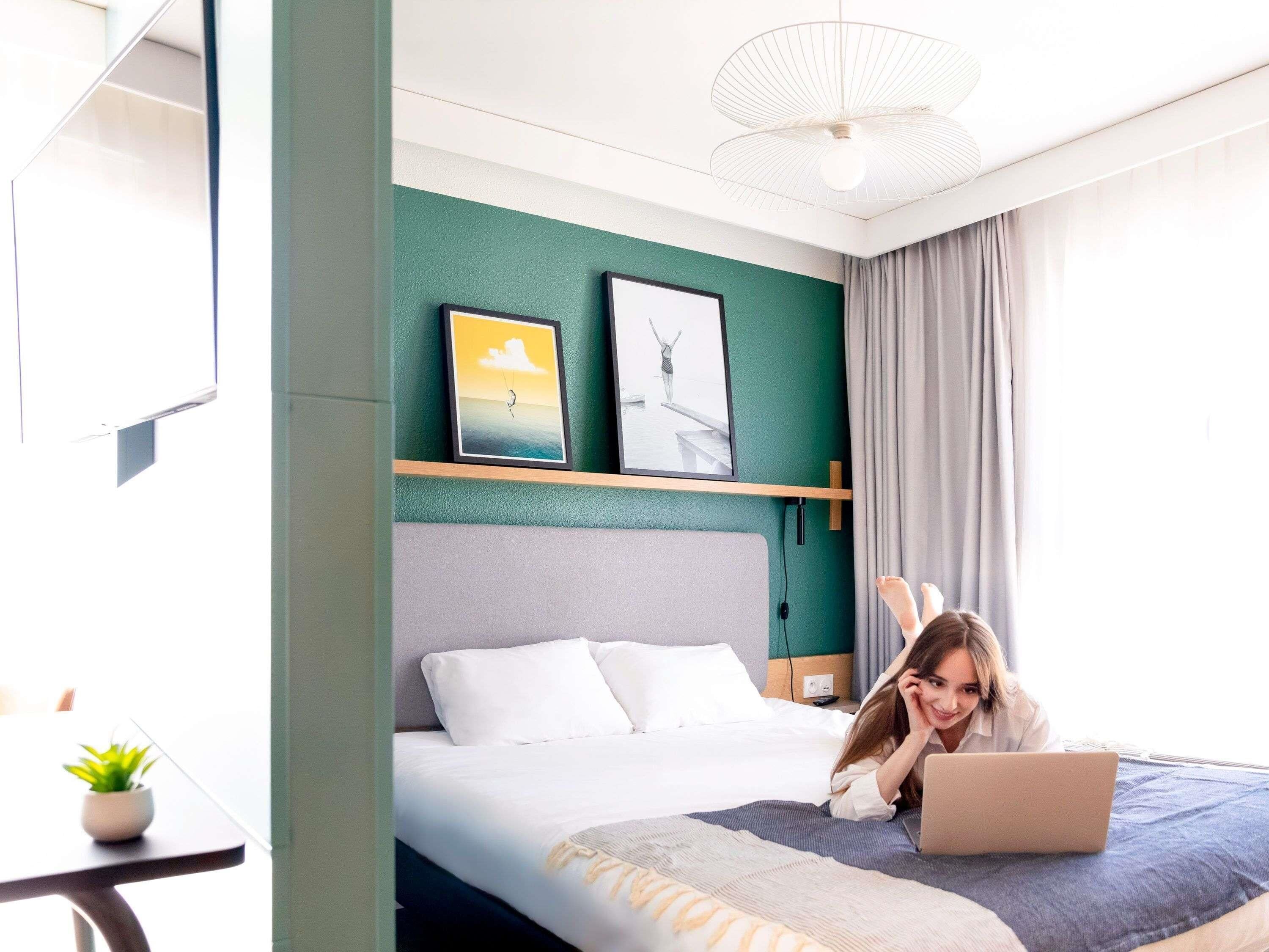 Studio for 3 People | In-room safe, desk, laptop workspace, blackout drapes
